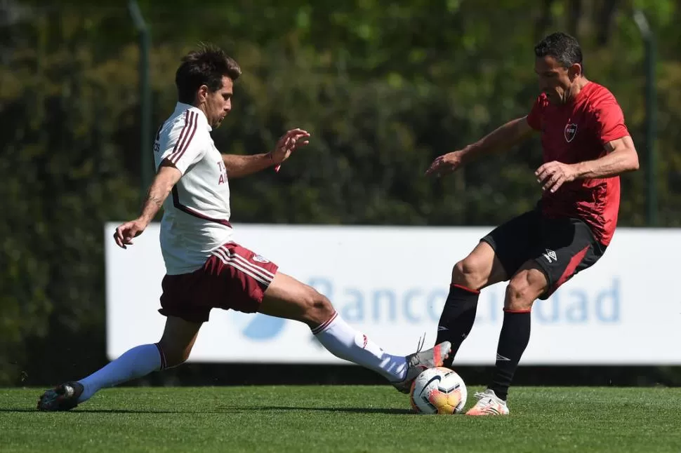 ACCIÓN. El partido entre los “Millonarios” y la “Lepra” se jugó en el River Camp. twitterv@riverplate