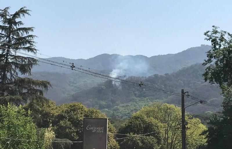 Bomberos trabajan en el cerro San Javier por nuevos focos de incendio 