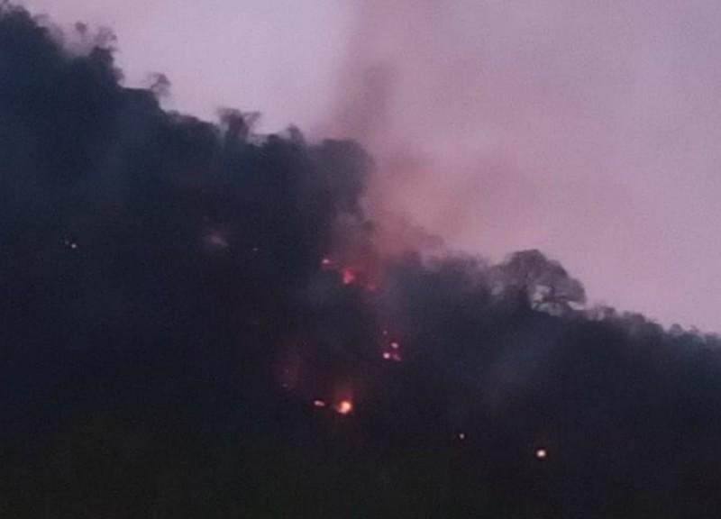 Los incendios también llegaron a El Cadillal: bomberos lograron controlar el fuego