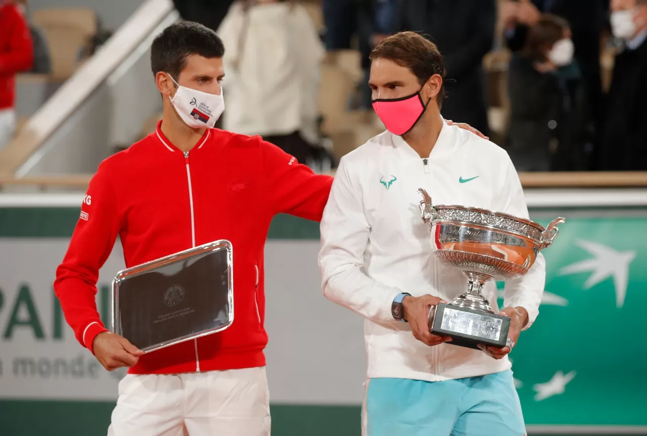 RECONOCIMIENTO. Djokovic felicitó al campeón de Roland Garros. REUTERS