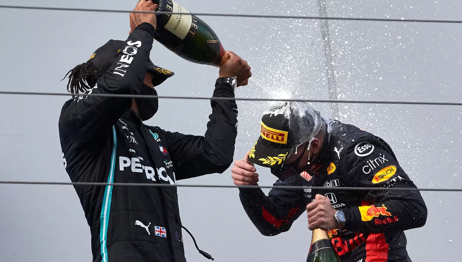 PRESENTE Y FUTURO. Hamilton celebra junto a Verstappen la victoria y el segundo puesto en Alemania.