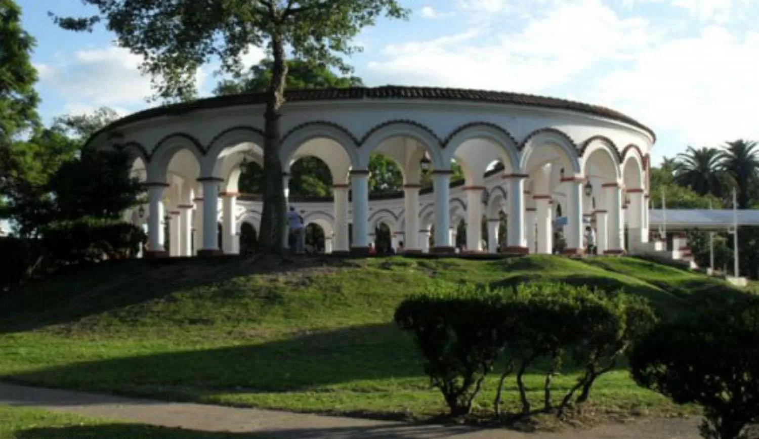 ÍCONO DE LA CIUDAD. El Piletón del parque Avellaneda supo ser, antes de la pandemia, un lugar de encuentros durante los domingos por la tarde.