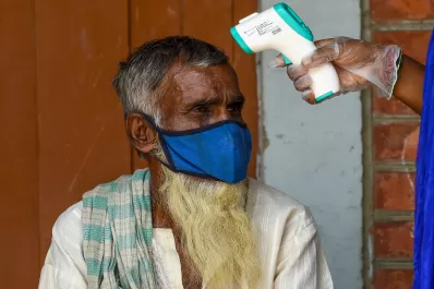 Récord global de contagios diarios de covid-19: 378.000, de los cuales 75.000 se dieron en India