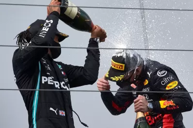 Hamilton ganó el GP de Eifel y llegó al récord de Schumacher