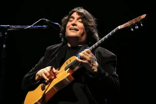Las cuerdas de la guitarra de Luis Salinas como refugio musical