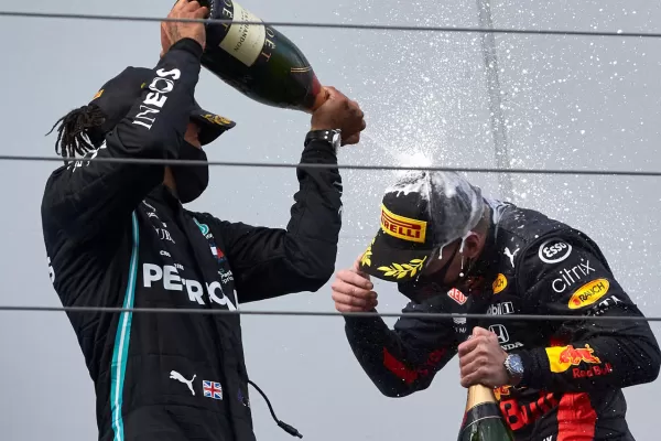 Hamilton ganó el GP de Eifel y llegó al récord de Schumacher