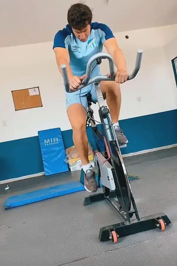 RECUPERÁNDOSE. Aguirre padece fascitis, dolorosa lesión en la planta del pie.