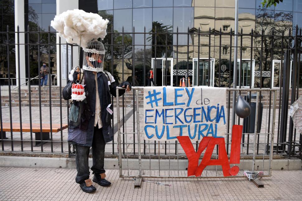 MAL TIEMPO. Las nubes tapan todo entre los artistas independientes tucumanos, como lo muestra este clown. 