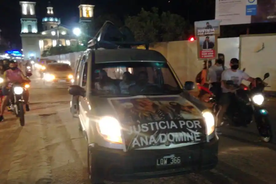 CARAVANA. La movilización se concretó en auto y motos. FOTO LUIS DUARTE.