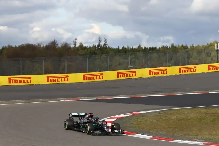 SUAVE ANDAR. Lewis Hamilton partió segundo pero desde la vuelta 13 tomó la delantera en Nürbungring.