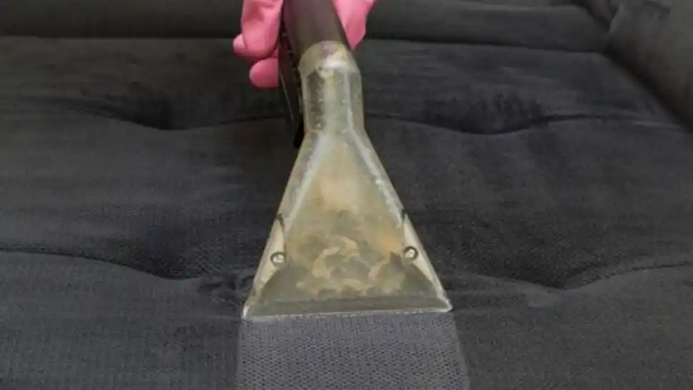 “DON ASPIRADORA”. Nicolás Mercado limpia tapicería a delivery.