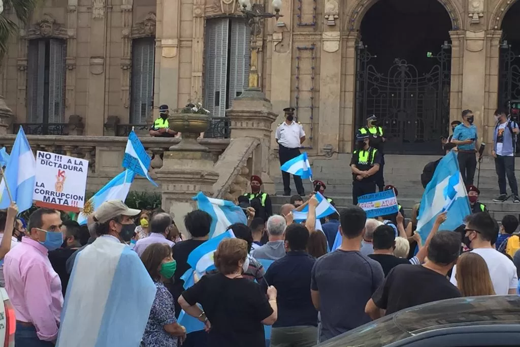 BANDERAZO. Los ciudadanos que se oponen a las políticas del gobierno nacional volvieron a salir a las calles.