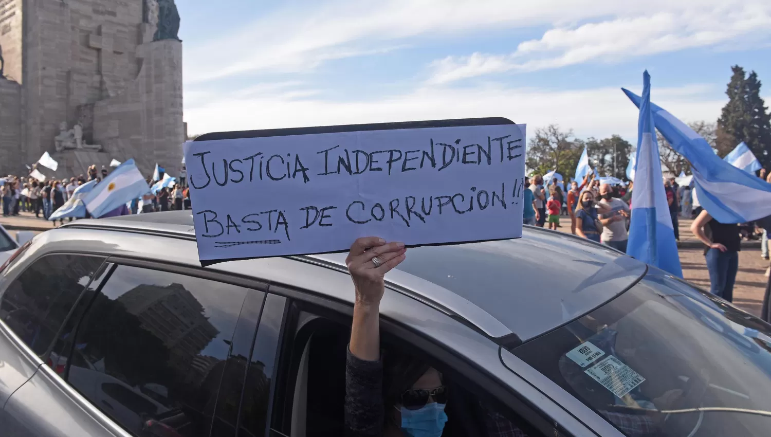 EPICENRO. En Rosario, los manifestantes se concentraron masivamente en el Monumento a la Bandera.