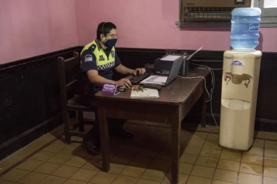Cuáles son las medidas con las que los efectivos combaten a la covid-19 en las comisarías
