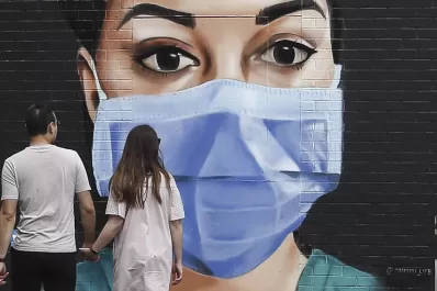 Con hospitales sobrecargados, el Reino Unido se prepara para nuevas restricciones