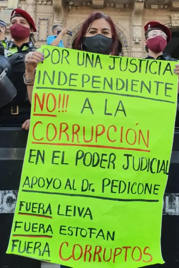 No nos van a tomar de rehenes: el reclamo de un grupo de tucumanos en el Banderazo