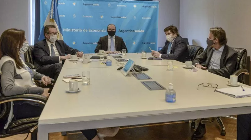 Reunión de los integrantes de la misión del FMI con el ministro de Economía Guzmán.