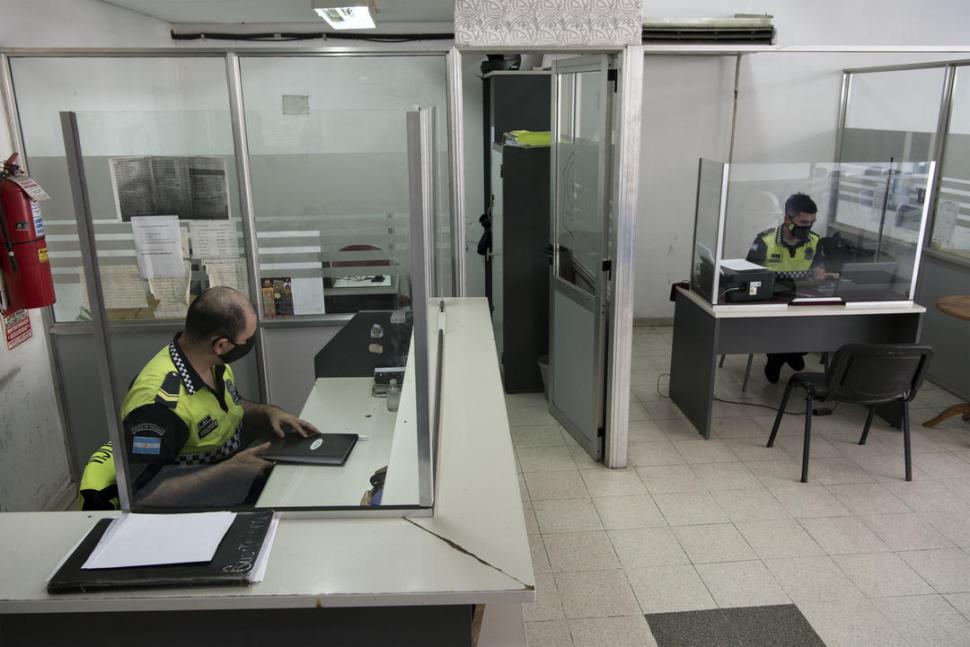 Cuáles son las medidas con las que los efectivos combaten a la covid-19 en las comisarías
