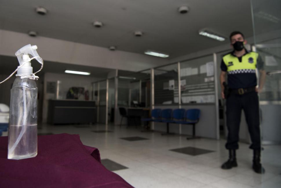 Cuáles son las medidas con las que los efectivos combaten a la covid-19 en las comisarías