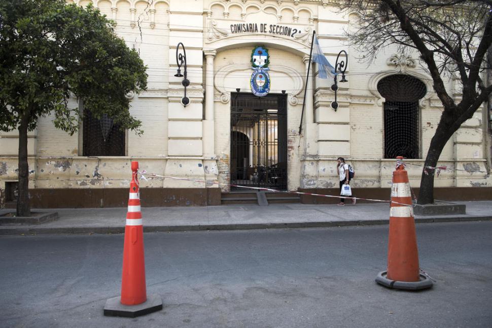 Cuáles son las medidas con las que los efectivos combaten a la covid-19 en las comisarías