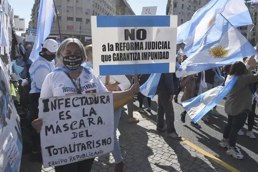 CRÍTICAS. Los manifestantes reprocharon diversas políticas ejecutadas por el Gobierno nacional, y se ensañaron contra la vicepresidenta, Cristina Fernández.