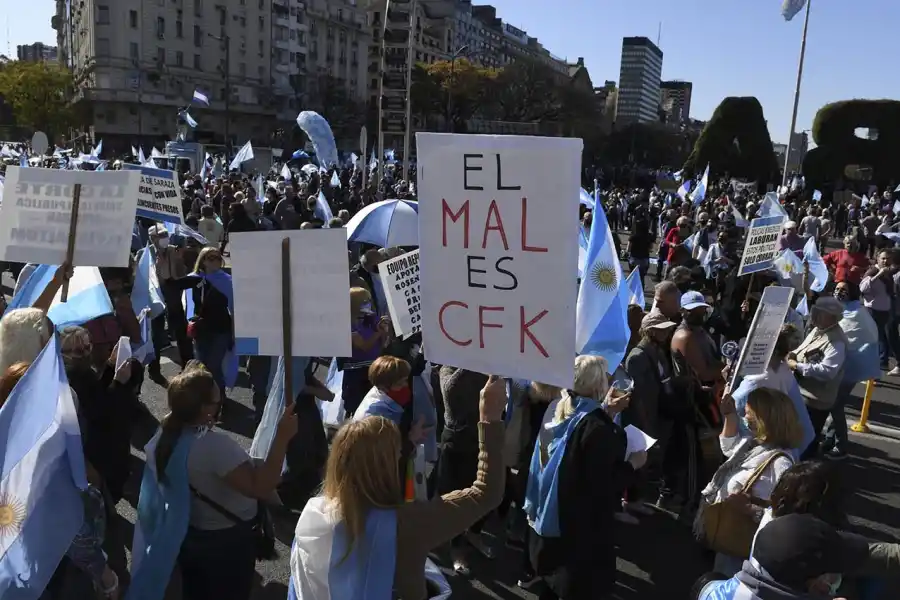 CRÍTICAS. Los manifestantes reprocharon diversas políticas ejecutadas por el Gobierno nacional, y se ensañaron contra la vicepresidenta, Cristina Fernández.