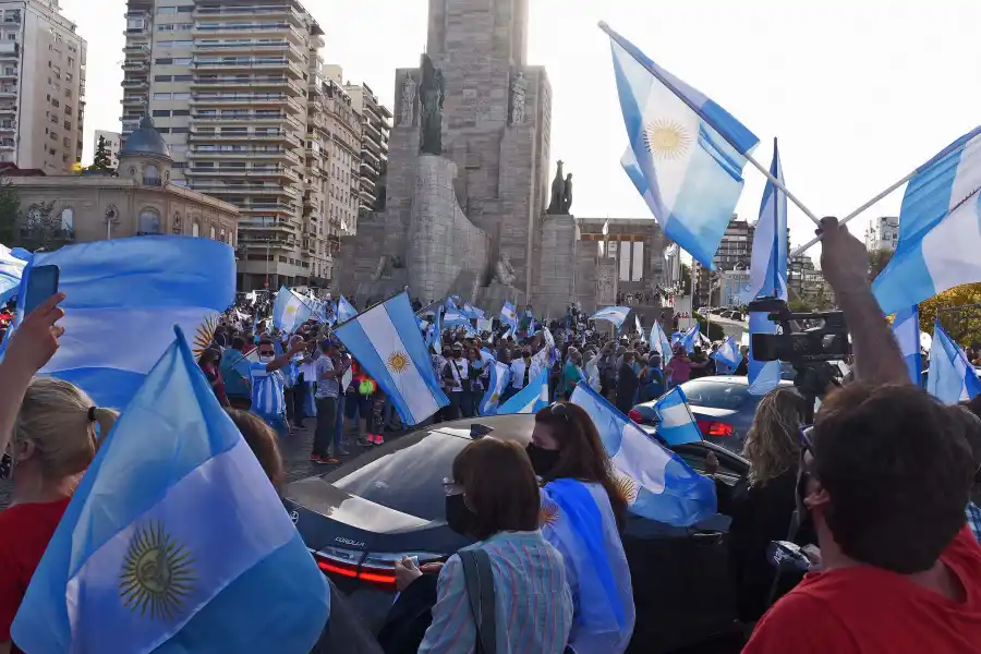 EPICENRO. En Rosario, los manifestantes se concentraron masivamente en el Monumento a la Bandera.