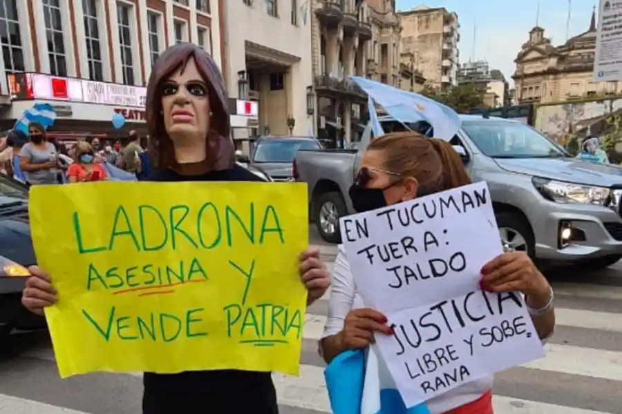 No nos van a tomar de rehenes: el reclamo de un grupo de tucumanos en el Banderazo