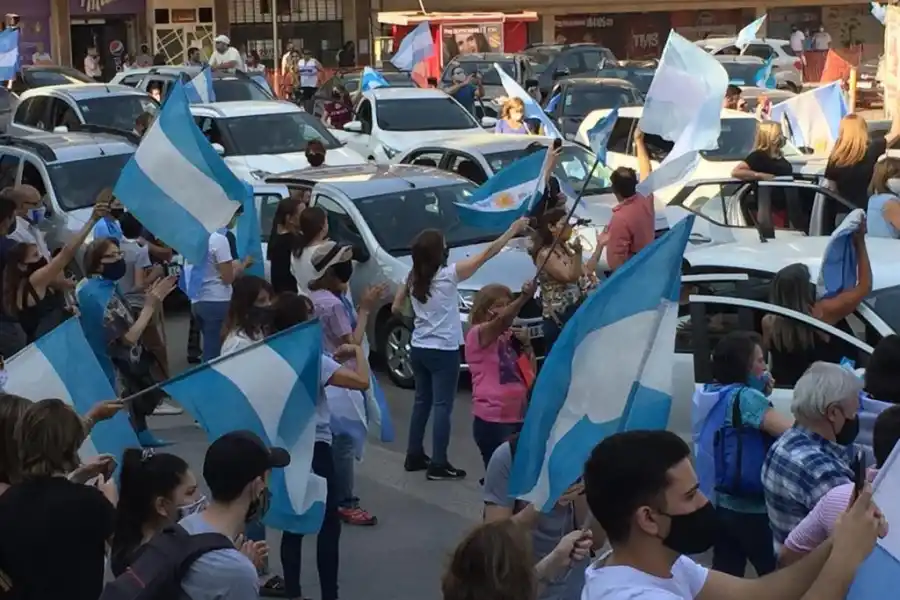 No nos van a tomar de rehenes: el reclamo de un grupo de tucumanos en el Banderazo