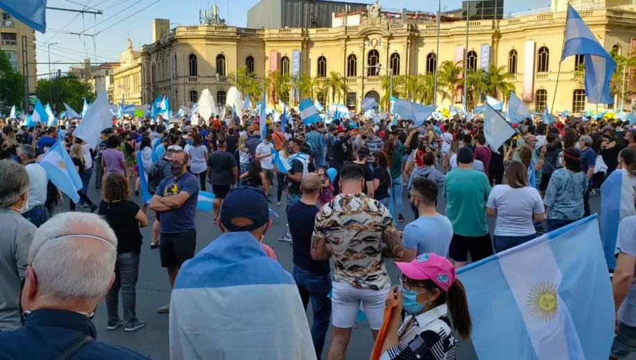 MULTITUD. En Córdoba, una multitud se concentró frente al shopping Patio olmos para protestar contra el Gobierno nacional.