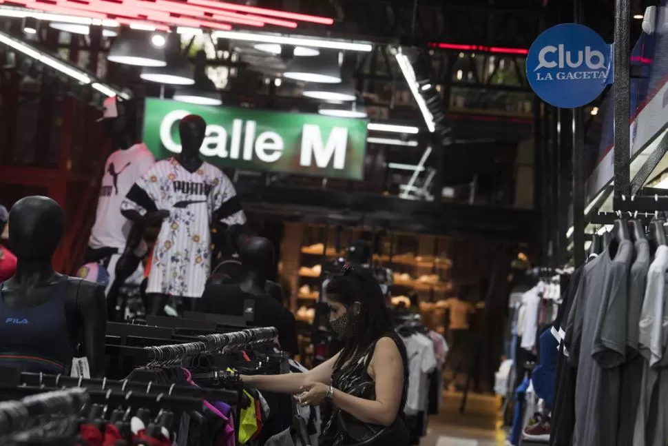 EN PERSPECTIVA. En primer plano, todo el sector deportivo. Al fondo, con un gran cartel comienza la zona de “Calle M”. En los dos sectores de planta baja hay indumentaria para ambos sexos.  LA GACETA / FOTOs DE diego aráoz