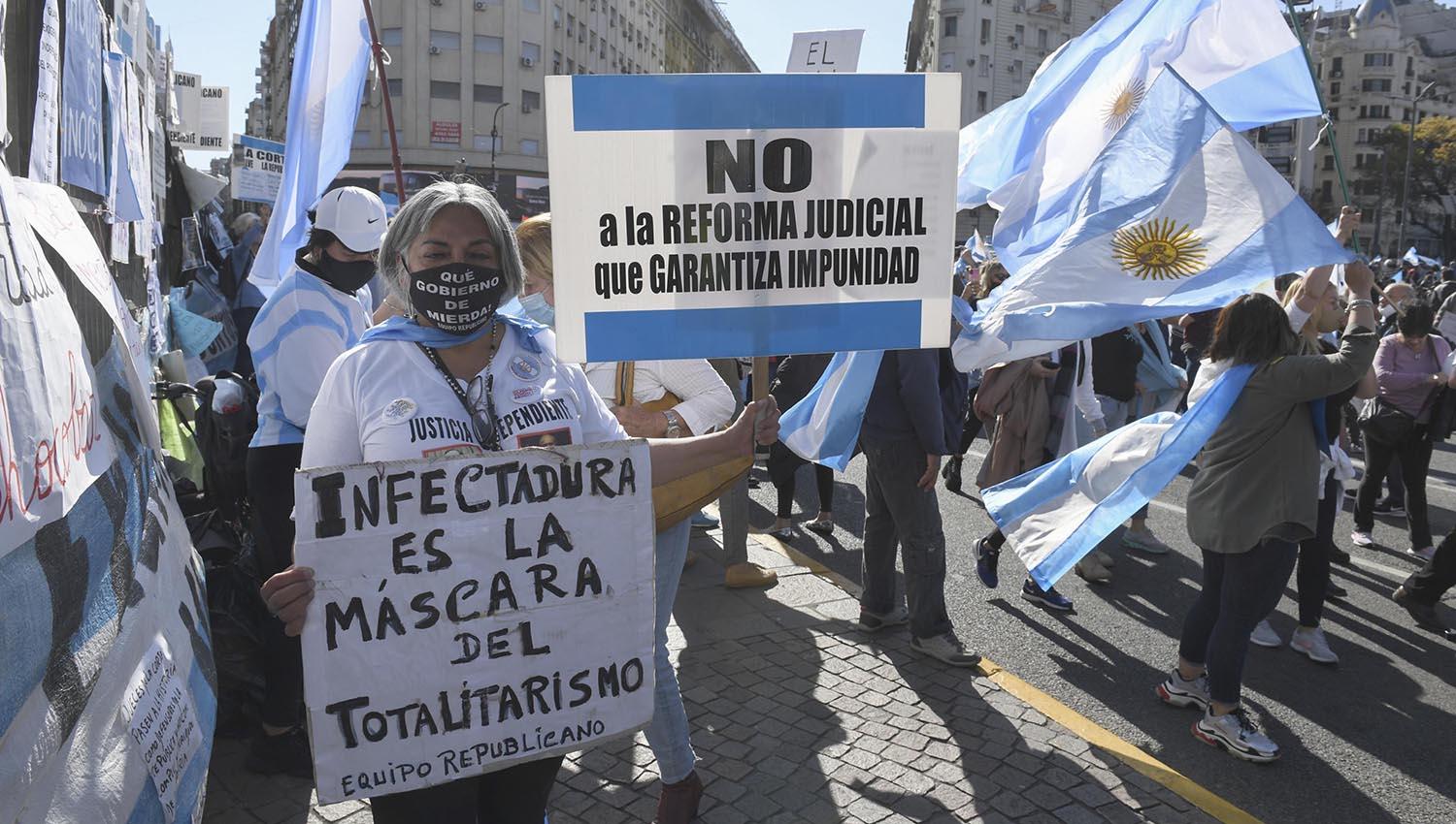 CRÍTICAS. Los manifestantes reprocharon diversas políticas ejecutadas por el Gobierno nacional, y se ensañaron contra la vicepresidenta, Cristina Fernández.
