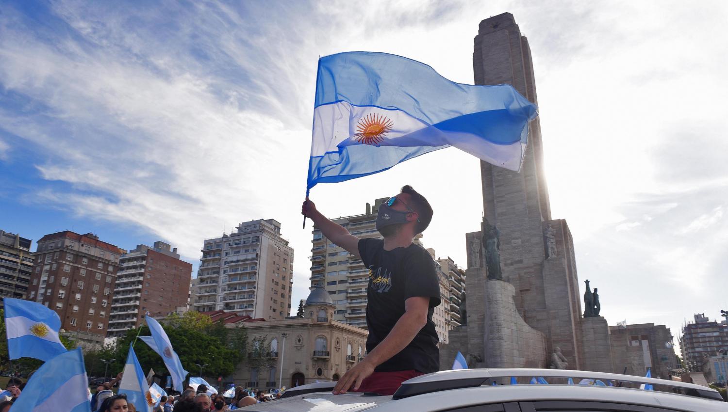 EPICENRO. En Rosario, los manifestantes se concentraron masivamente en el Monumento a la Bandera.