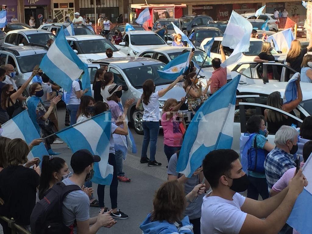 No nos van a tomar de rehenes: el reclamo de un grupo de tucumanos en el Banderazo