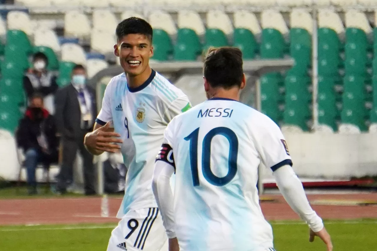 UN RESPIRO. Correa festeja el gol con Messi. REUTERS