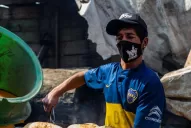 Hicieron barbijos para niños en un merendero y los repartieron