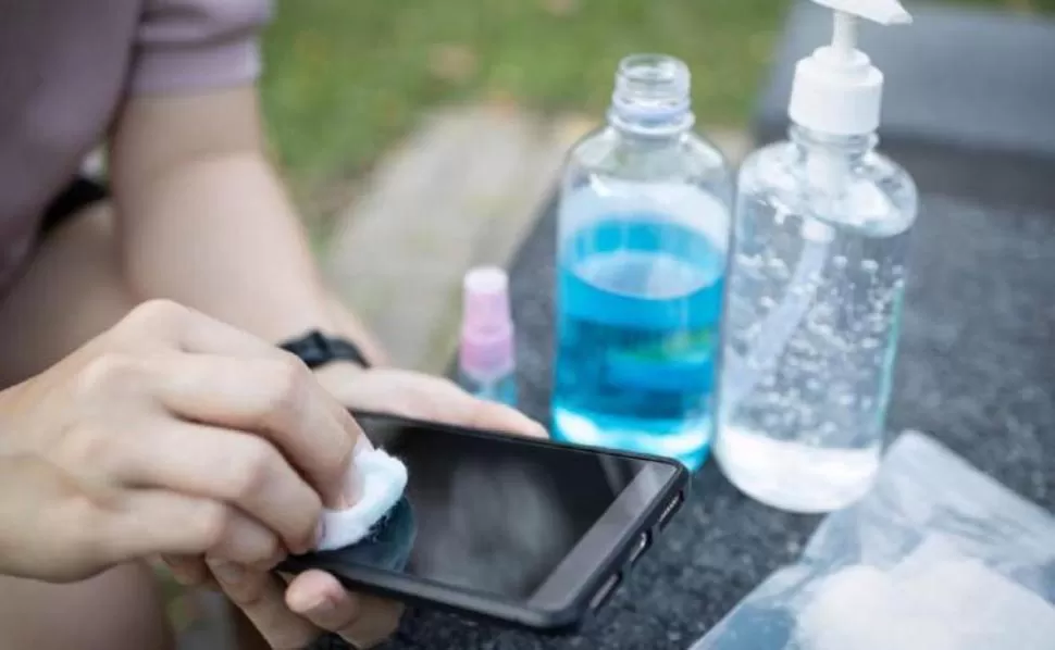 PREVENCIÓN. Desinfectar el móvil es tan importante como lavarse las manos. 
