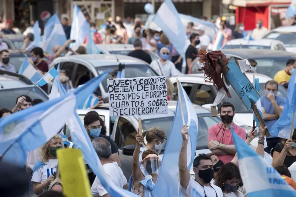 PANCARTAS Y BANDERAS. Cientos de vehículos y miles de ciudadanos se concentraron frente a la casa de Gobierno para cuestionar al oficialismo.