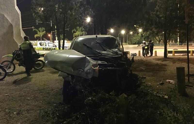 Un joven protagonizó un accidente en la rotonda de Camino del Perú
