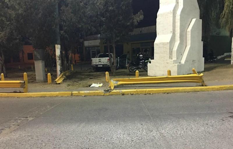 Un joven protagonizó un accidente en la rotonda de Camino del Perú