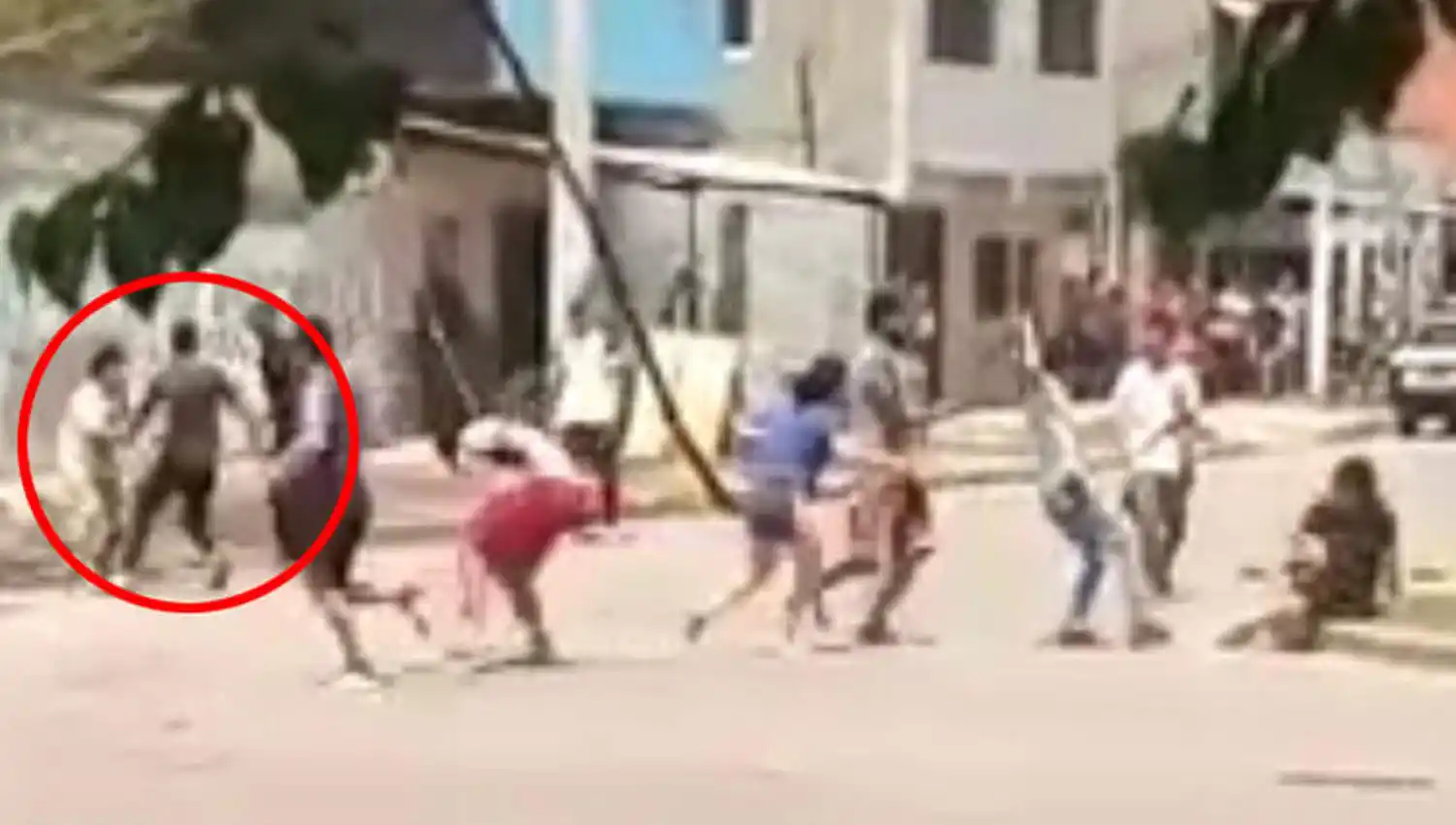 VIOLENTAS IMÁGENES. Facundo Tomas Barrionuevo (de remera verde y alpino negro) aparece atacando a uno de los Lazarte en la pelea. 