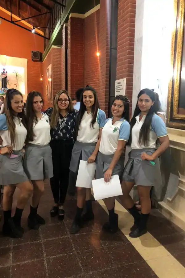 Constanza Lago y sus amigas del Instituto Concepcionista San Cayetano.