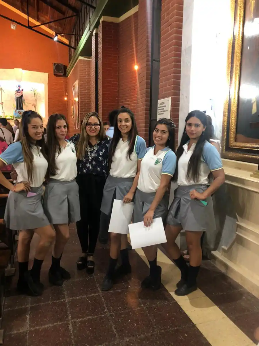 Constanza Lago y sus amigas del Instituto Concepcionista San Cayetano.