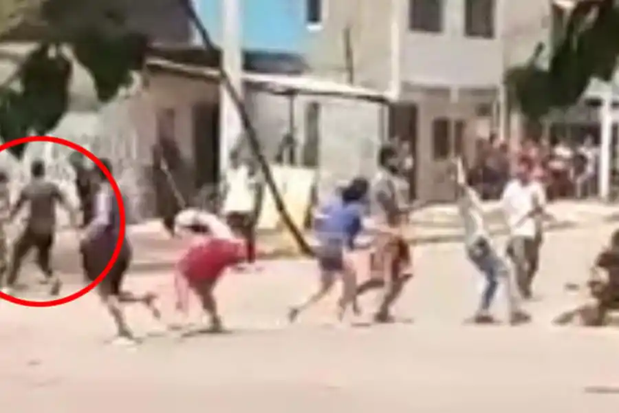 VIOLENTAS IMÁGENES. Facundo Tomas Barrionuevo (de remera verde y alpino negro) aparece atacando a uno de los Lazarte en la pelea. 