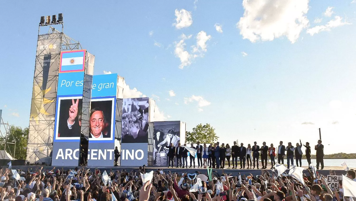 OTROS TIEMPOS. El año pasado, Alberto Fernández y Cristina Fernández hicieron un acto de campaña en La Pampa, ante una multitud.