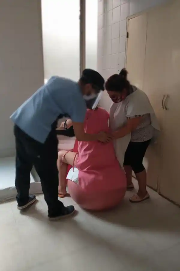   PREMISAS. El parto respetado busca ser lo más natural posible y asegurar el derecho a que la madre esté acompañada por quien ella elija; a que decida en qué posición parir y el uso o no de analgesia; y al contacto inmediato con el bebé, entre otros. 