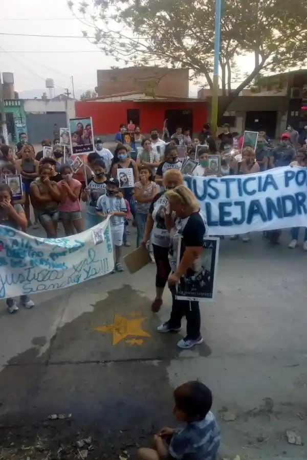 DOLOR. Familiares de Alejandro Sánchez lloraron al ver la estrella que se pintó en homenaje al cadete asesinado.  