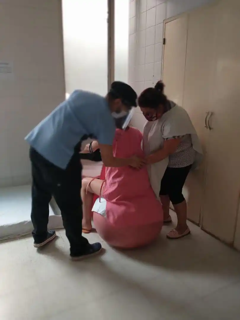   PREMISAS. El parto respetado busca ser lo más natural posible y asegurar el derecho a que la madre esté acompañada por quien ella elija; a que decida en qué posición parir y el uso o no de analgesia; y al contacto inmediato con el bebé, entre otros. 