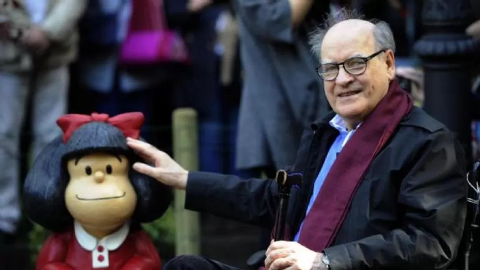 ENTRAÑABLES. Quino posa junto a un muñeco de Mafalda, su famoso personaje, durante un homenaje. 