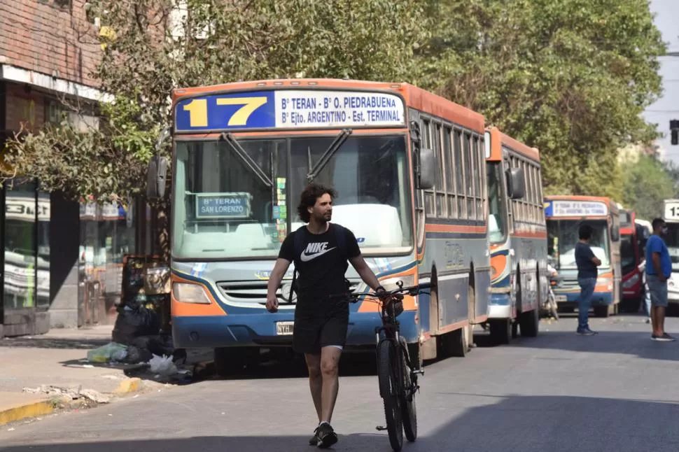 ALTERNATIVAS. Los tucumanos llevan más de una semana optando por otras formas de transporte, como bicis. la gaceta / foto de Ines Quinteros Orio (archivo)